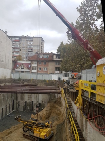 Метростанция София: Спускане на багер в изкоп